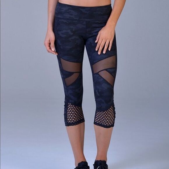 Into the Night Camo Aperture Crop Legging small - Picture 1 of 8